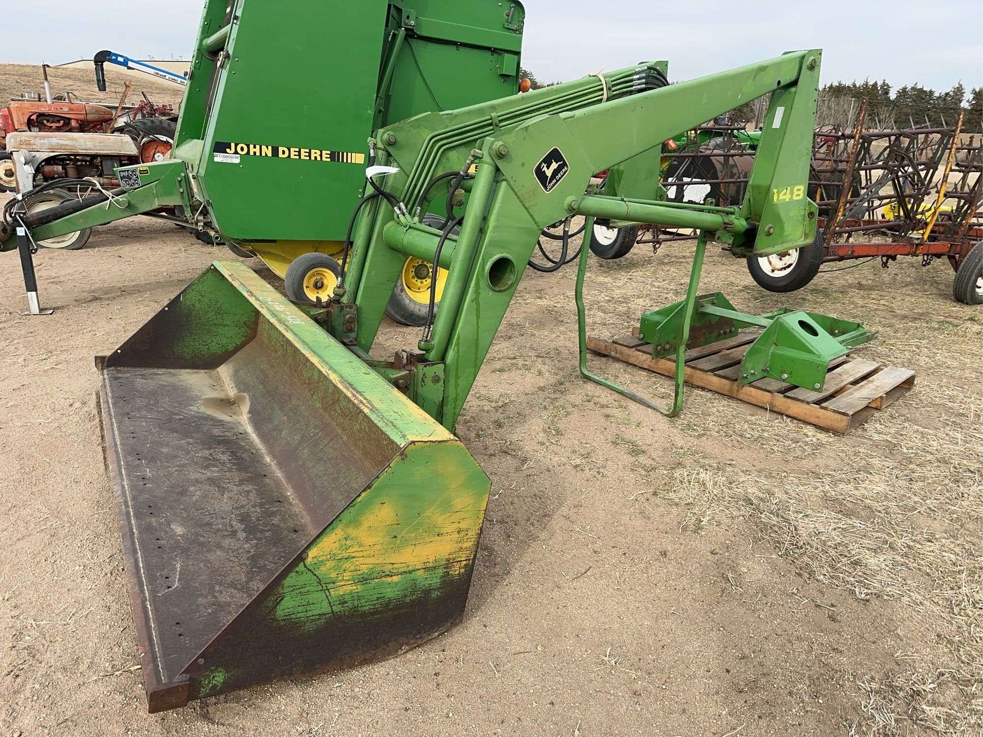 John Deere 148 Equipment Image0