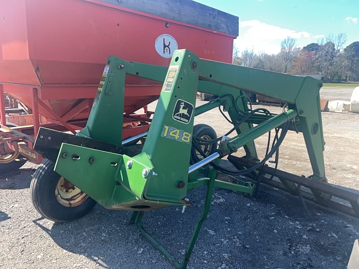 John Deere 148 Equipment Image0