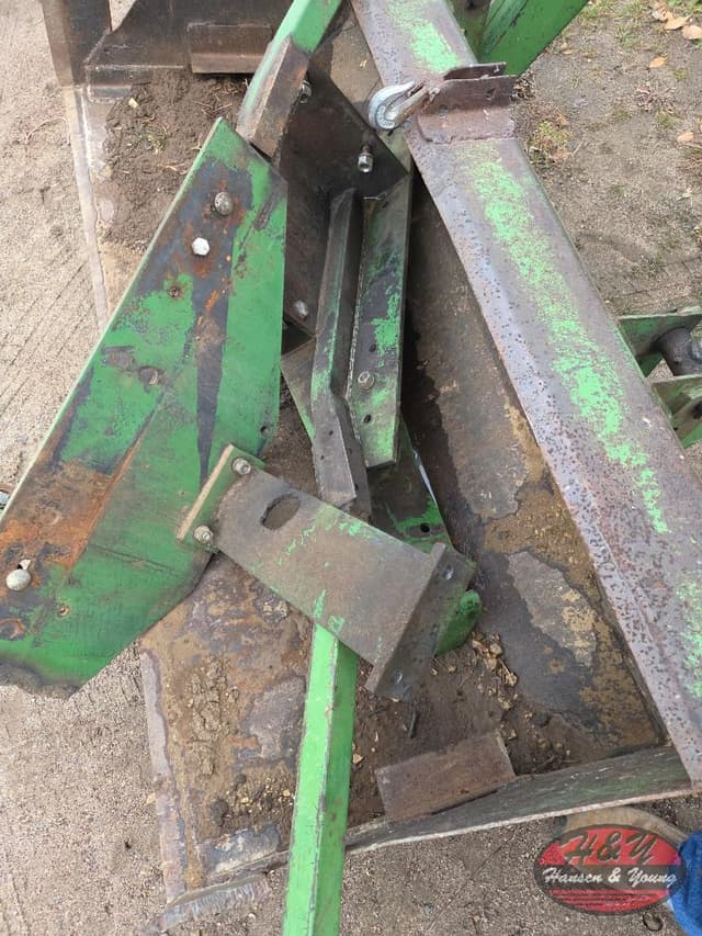 Image of John Deere 148 equipment image 4