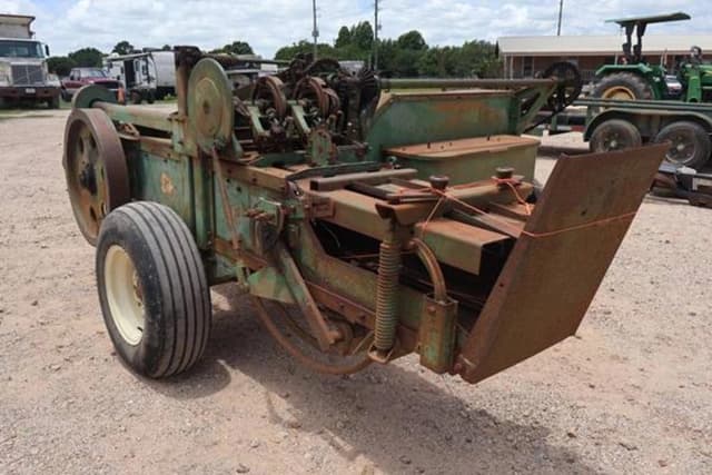 Image of John Deere 14T equipment image 3