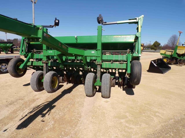 Image of John Deere 1530 equipment image 3