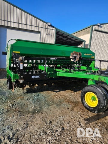 John Deere 1560 Equipment Image0