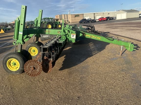 Image of John Deere 1570 equipment image 1