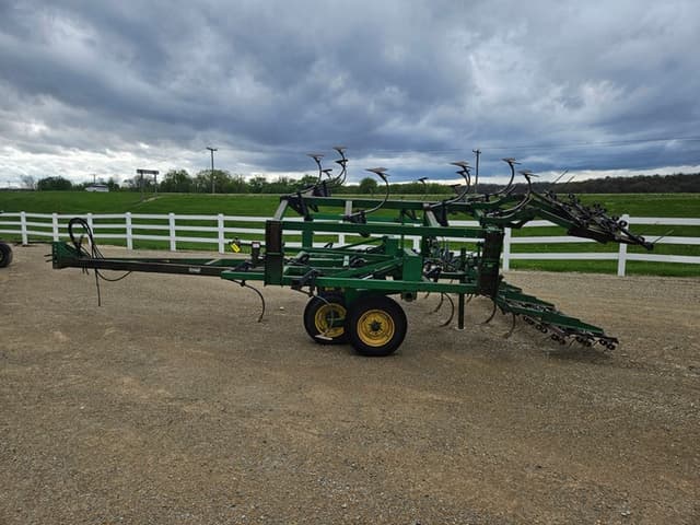 Image of John Deere 960 equipment image 1