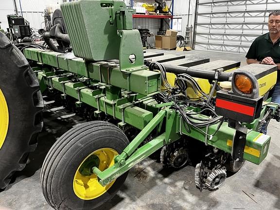 Image of John Deere/Orthman Planter equipment image 2