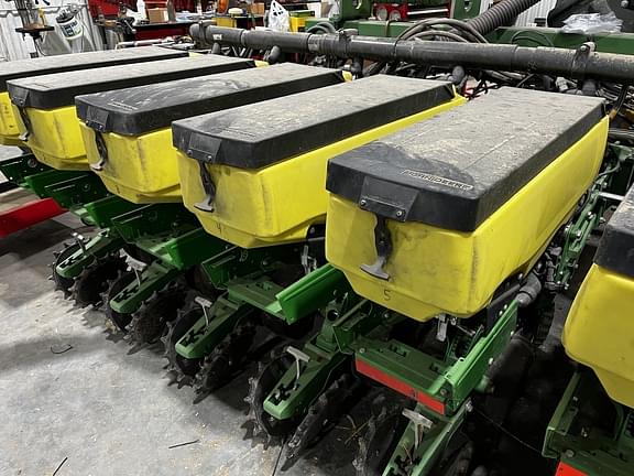 Image of John Deere/Orthman Planter equipment image 3
