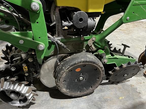 Image of John Deere/Orthman Planter equipment image 4