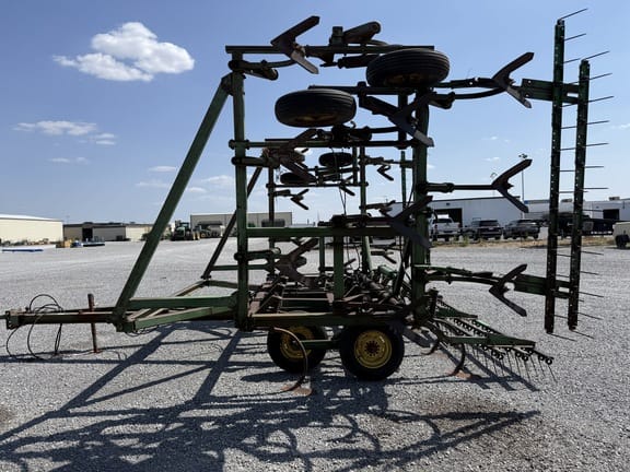 John Deere 1610 Equipment Image0