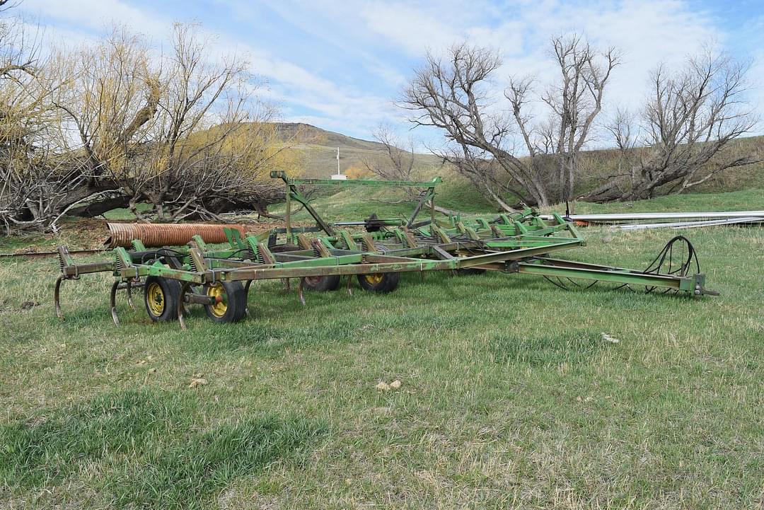 Image of John Deere 1610 Primary image