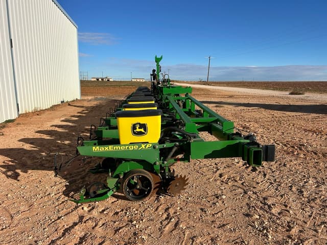 Image of John Deere 1700 equipment image 1