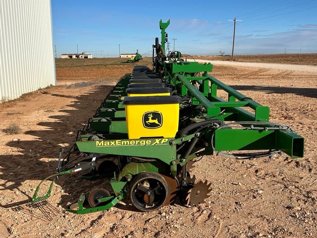 Image of John Deere 1700 equipment image 1