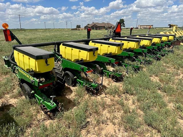 Image of John Deere 1700 Image 1