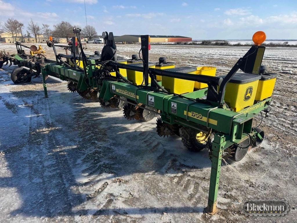 John Deere 1700 Equipment Image0
