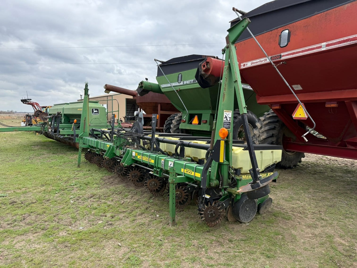 John Deere 1700 Equipment Image0