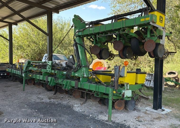 John Deere 1700 Equipment Image0