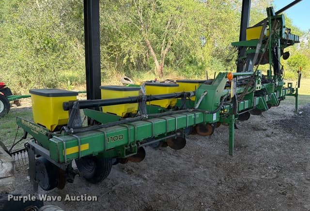 Image of John Deere 1700 equipment image 2