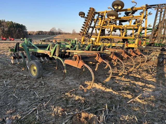 Image of John Deere 1710A equipment image 1