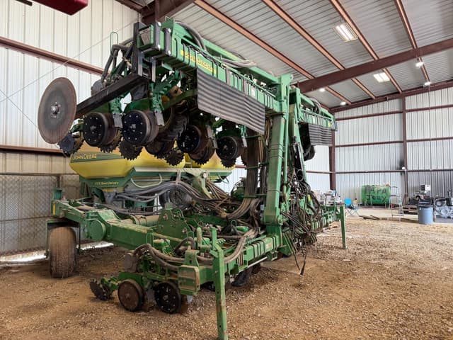 Image of John Deere 1720 equipment image 1