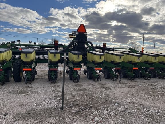 Image of John Deere 1720 equipment image 3