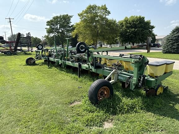 Image of John Deere 1720 equipment image 3