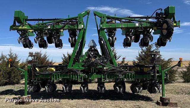 Image of John Deere 1720 equipment image 1