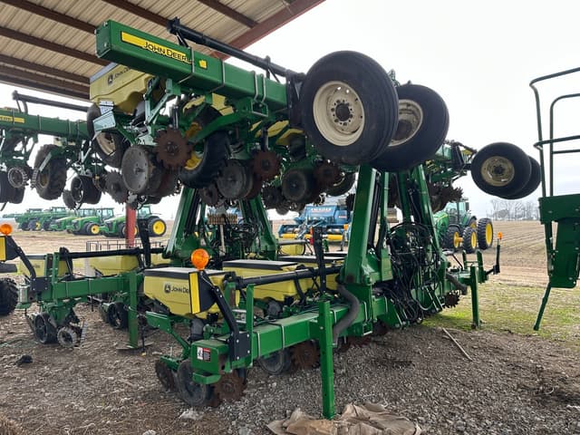 Image of John Deere 1725 equipment image 1