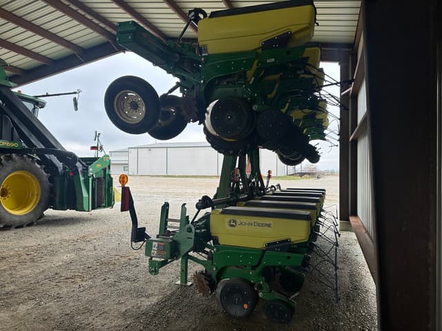 Image of John Deere 1725 equipment image 3