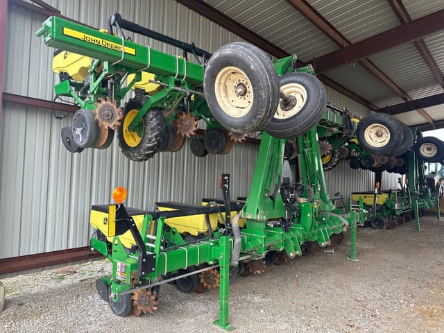 Image of John Deere 1725 equipment image 1