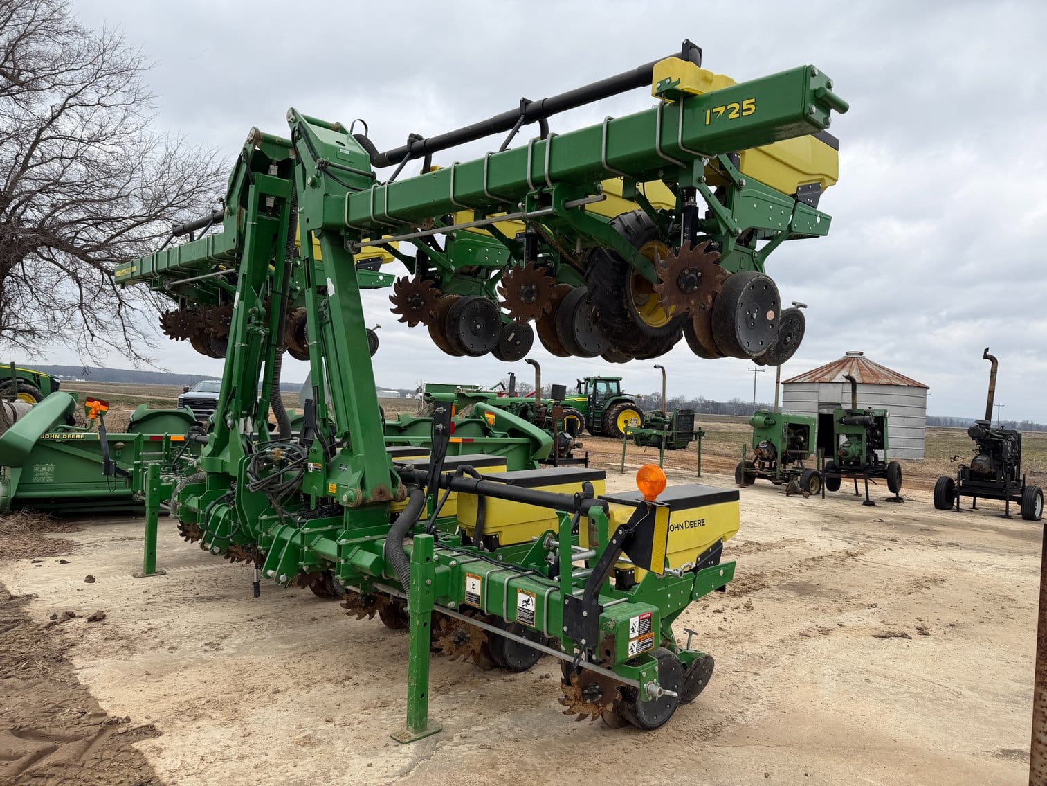 John Deere 1725 Equipment Image0