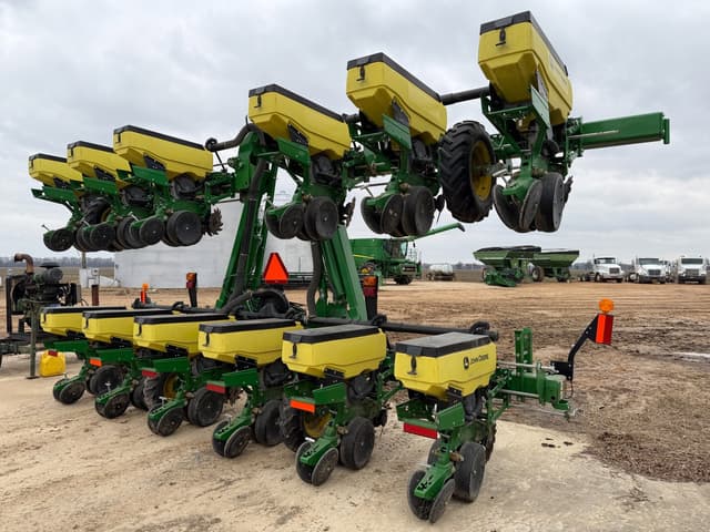 Image of John Deere 1725 equipment image 2