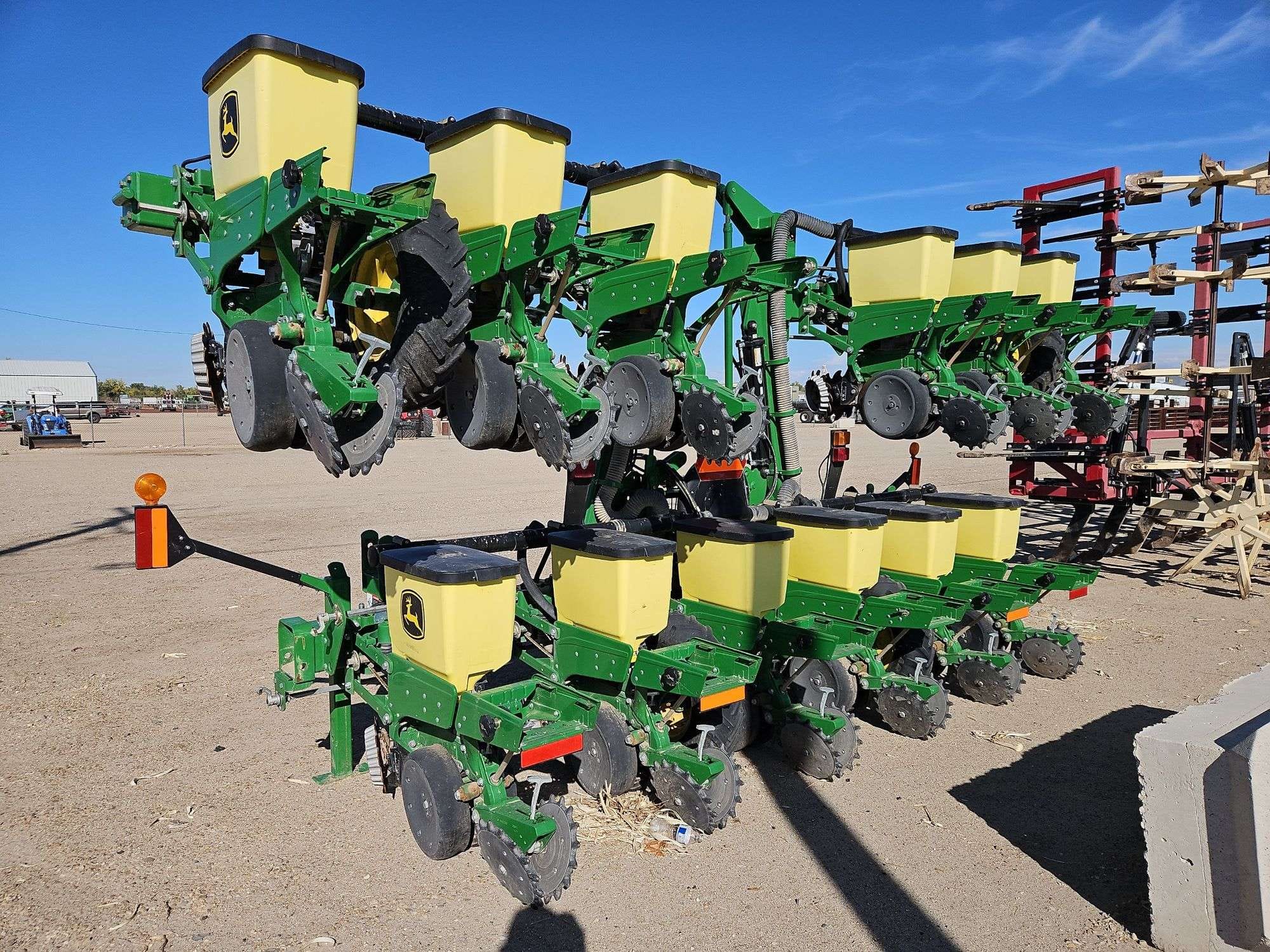 John Deere 1725 Equipment Image0