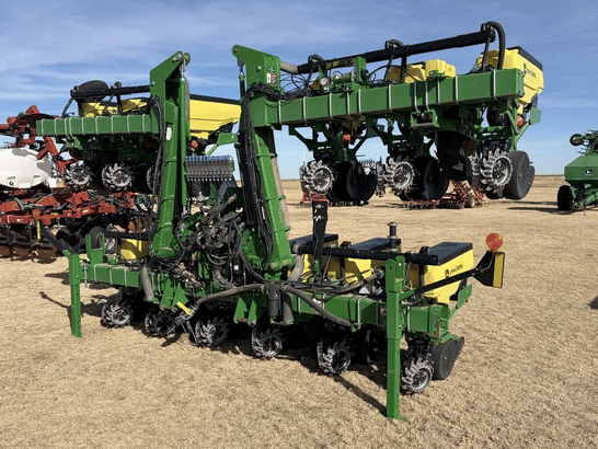 John Deere 1725 Equipment Image0