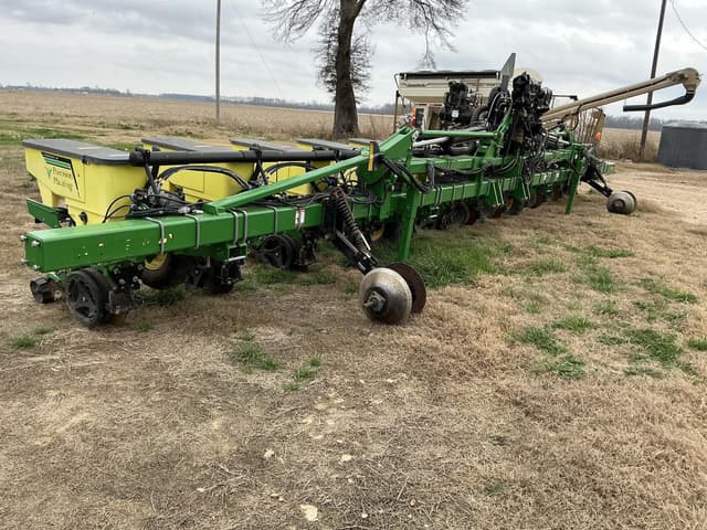 Image of John Deere 1725 equipment image 1