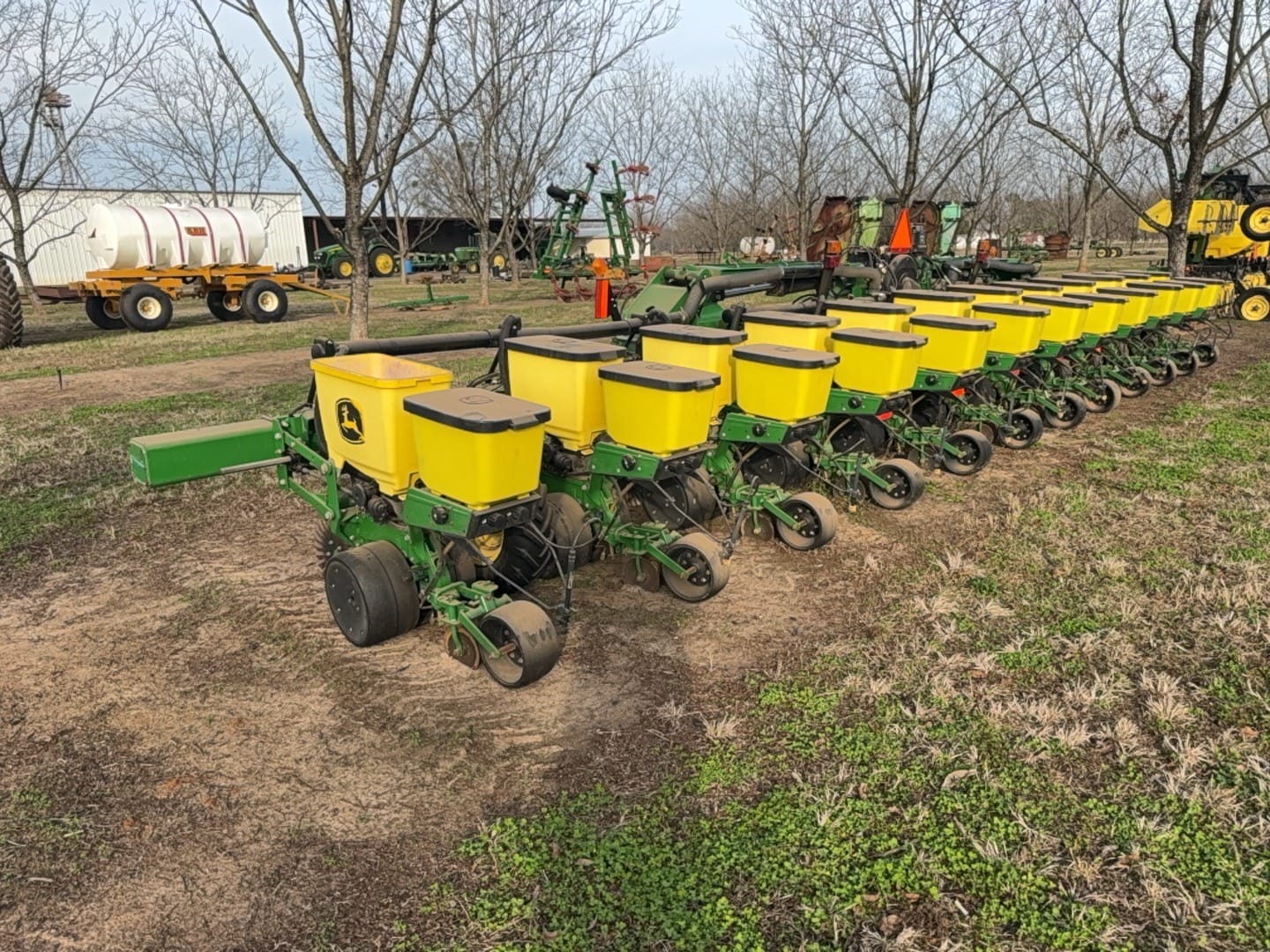 John Deere 1725 Equipment Image0