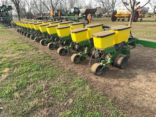 Image of John Deere 1725 equipment image 2