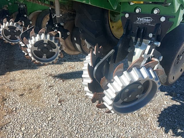 Image of John Deere 1725 equipment image 2