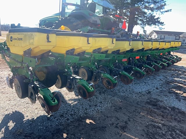 Image of John Deere 1725 equipment image 4