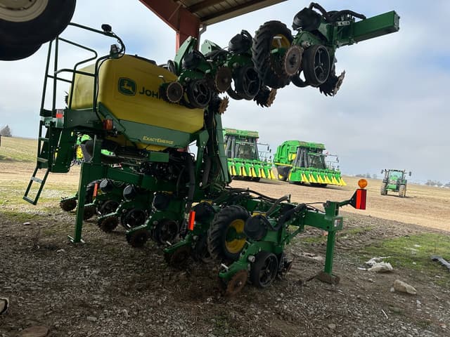 Image of John Deere 1725C equipment image 2