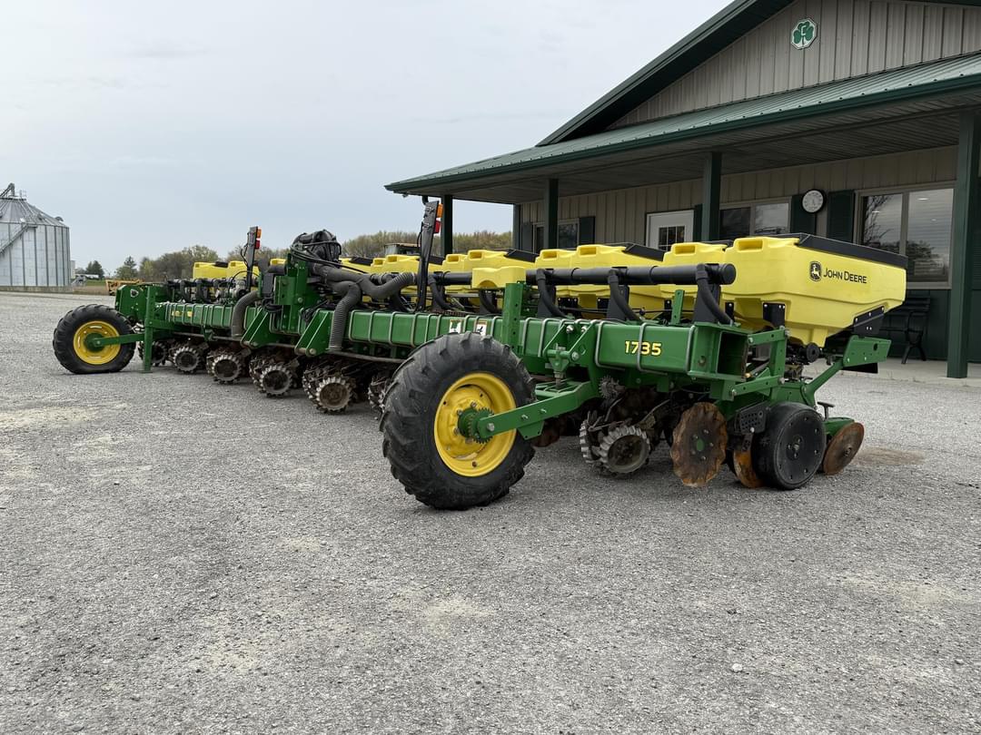 Image of John Deere 1735 Primary image