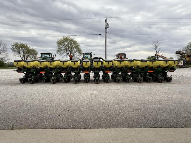 Image of John Deere 1735 equipment image 3