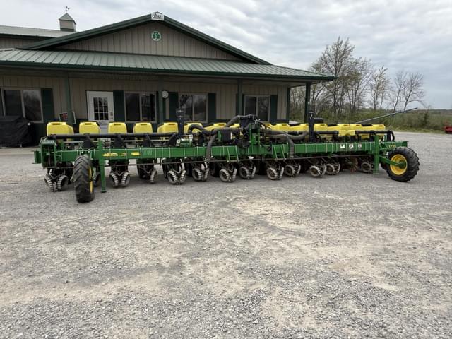 Image of John Deere 1735 equipment image 1