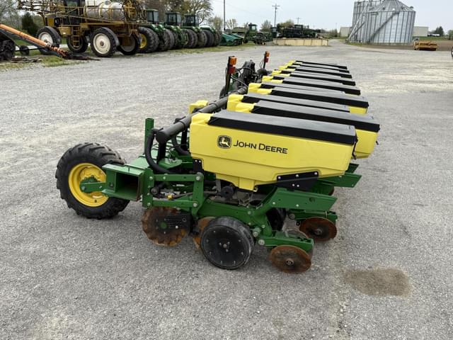 Image of John Deere 1735 equipment image 4