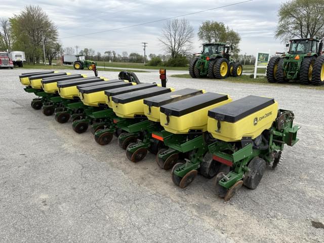 Image of John Deere 1735 equipment image 2