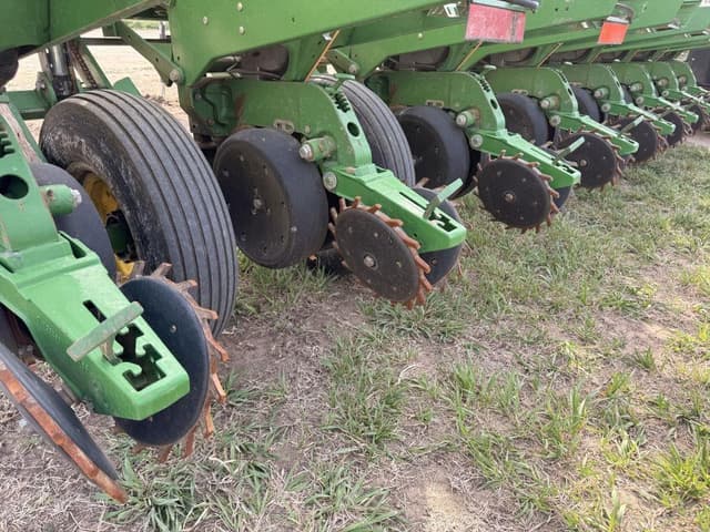 Image of John Deere 1750 equipment image 4