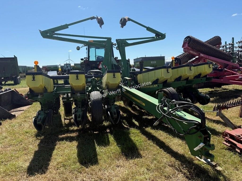 Image of John Deere 1760 Primary image