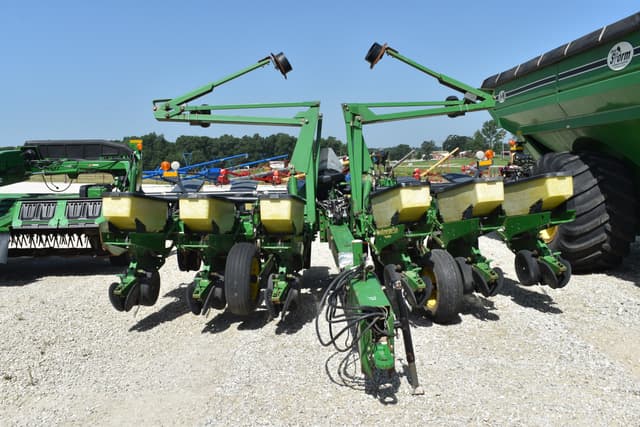 Image of John Deere 1760 equipment image 1