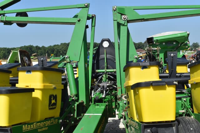 Image of John Deere 1760 equipment image 4
