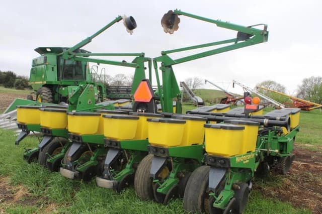 Image of John Deere 1760 equipment image 1