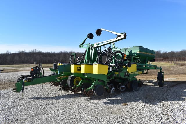 Image of John Deere 1760 equipment image 1