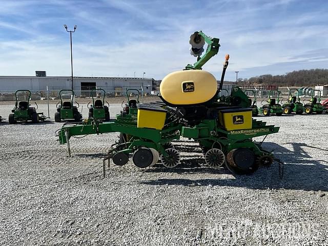 Image of John Deere 1760 equipment image 1